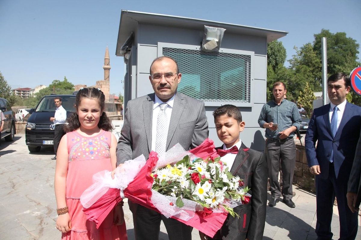 Vali Ustaoğlu\'ndan Ahlat\'a Ziyaret