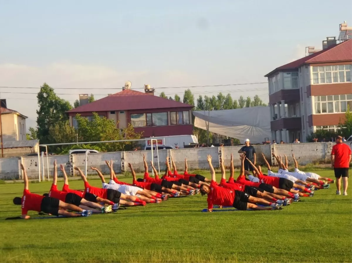 Van Büyükşehir Belediyespor Topbaşı Yaptı