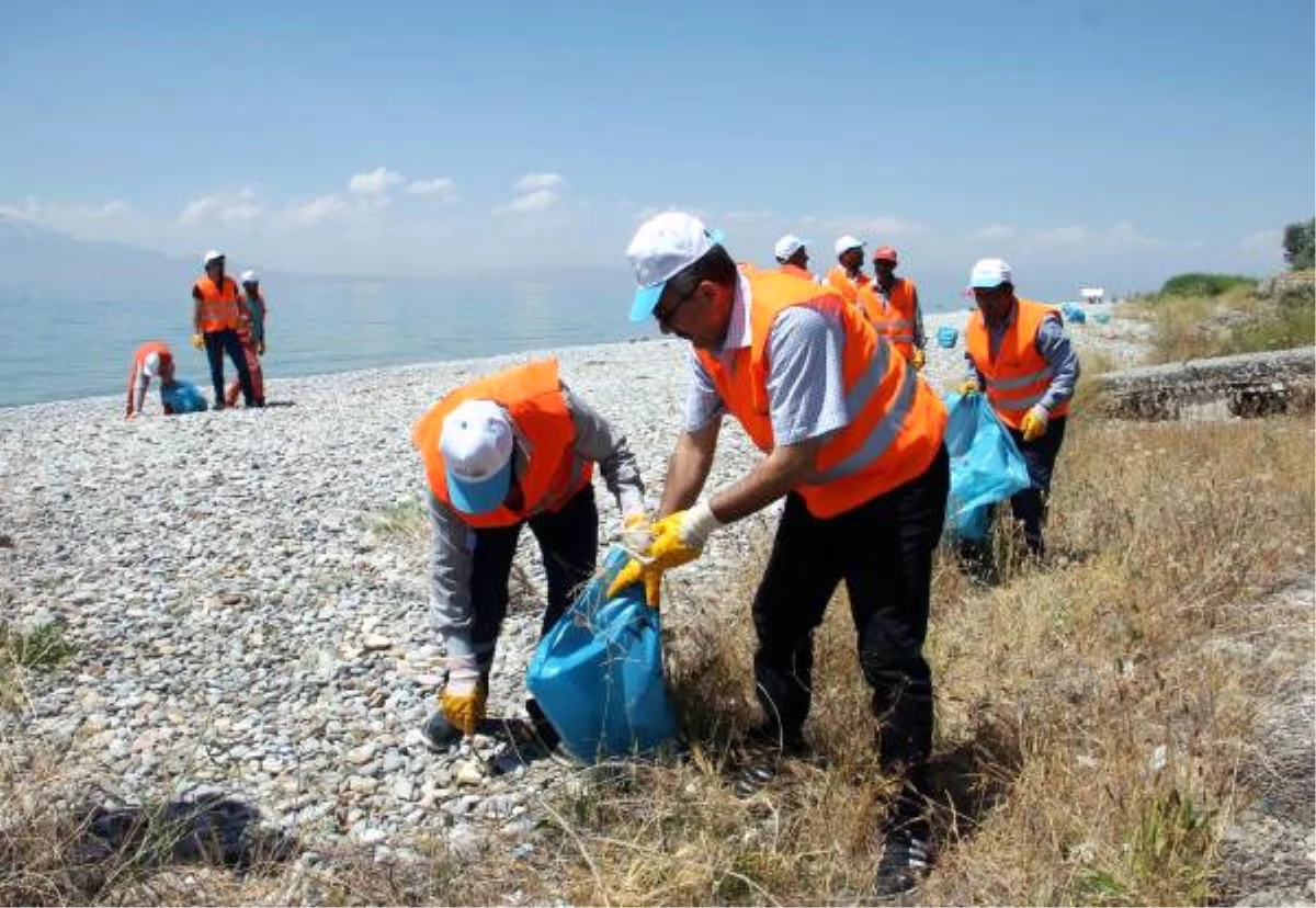 Van Gölü Sahillerinde Temizlik Çalışması