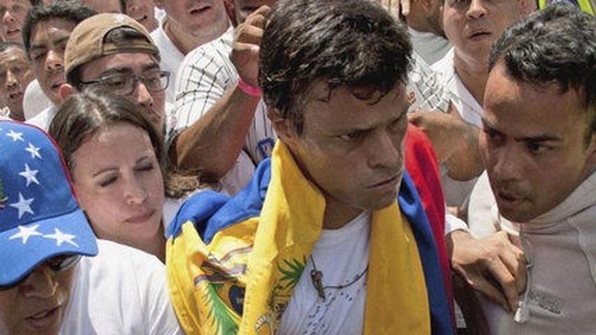 Venezuela\'da Muhalif Lider Lopez Cezaevinden Çıktı