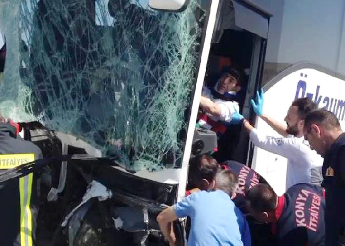 Yolcu Otobüsü, İş Makinesine Çarptı: 12 Yaralı