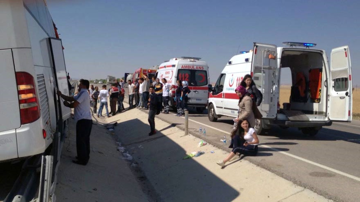 Yolcu Otobüsü Iş Makinesine Çarptı: 15 Yaralı (2)