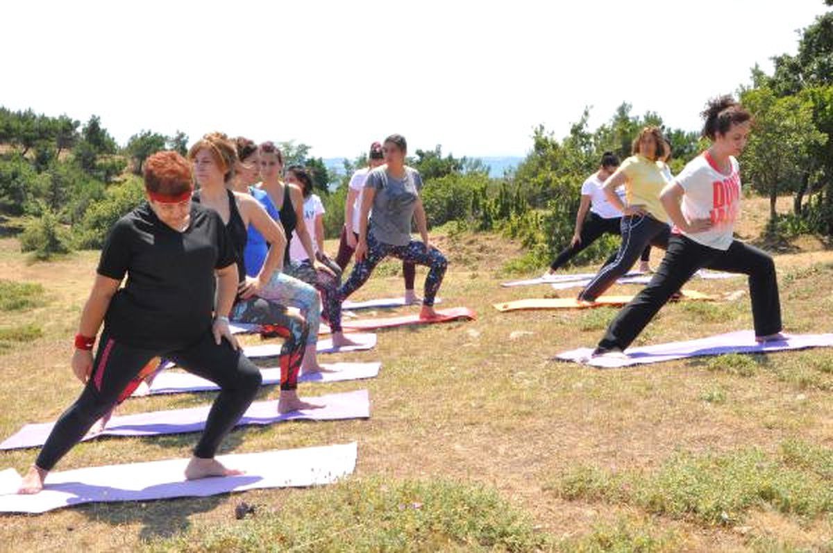 600 Rakımlı Elmalı\'da Yoga Seansı