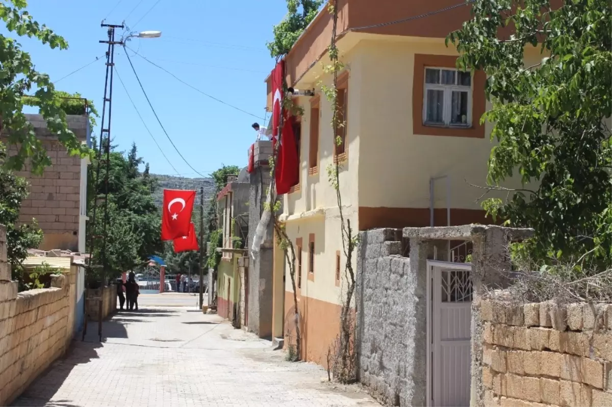 Adıyamanlı Şehidin Evine ve Sokaklara Türk Bayrakları Asıldı