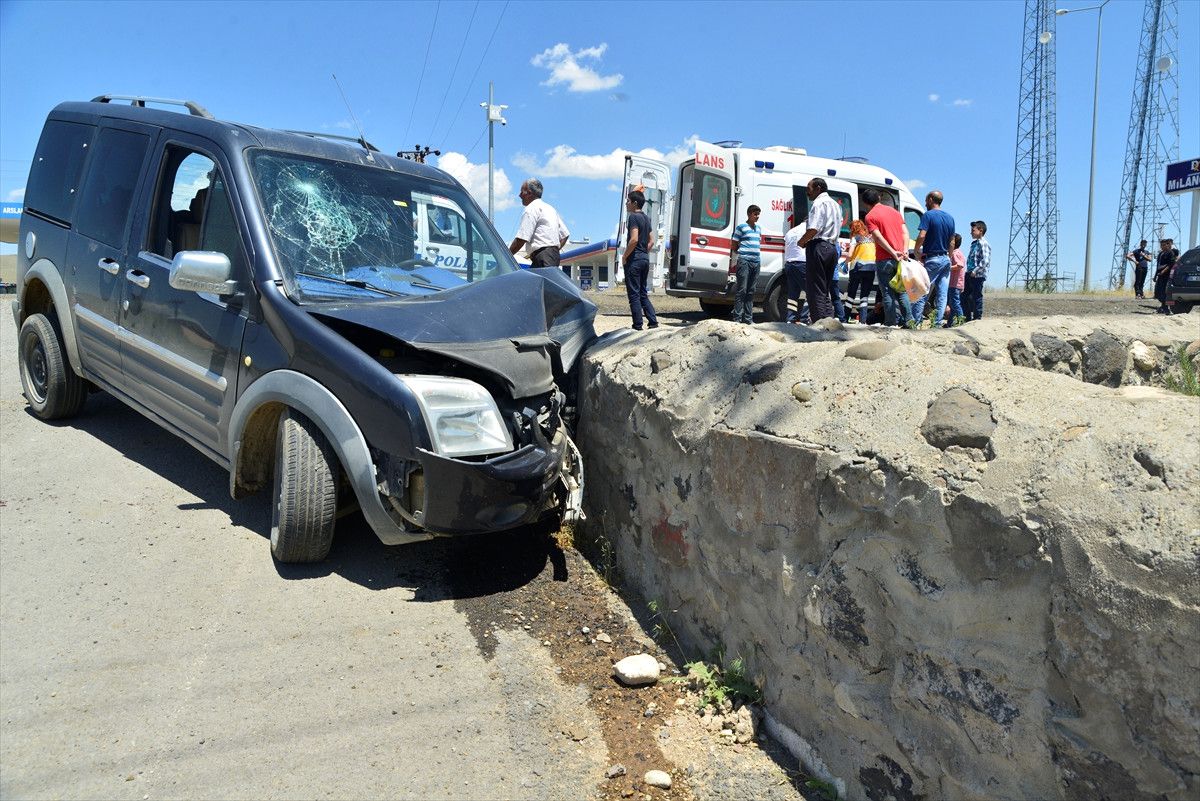 Ağrı\'da Trafik Kazası: 2 Yaralı