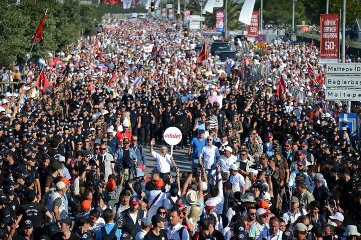 Aktüel Görüntülerle) Kılıçdaroğlu\'nun Son 1 Km\'si..alana Giremeyenler Televizyonun Başına Geçti