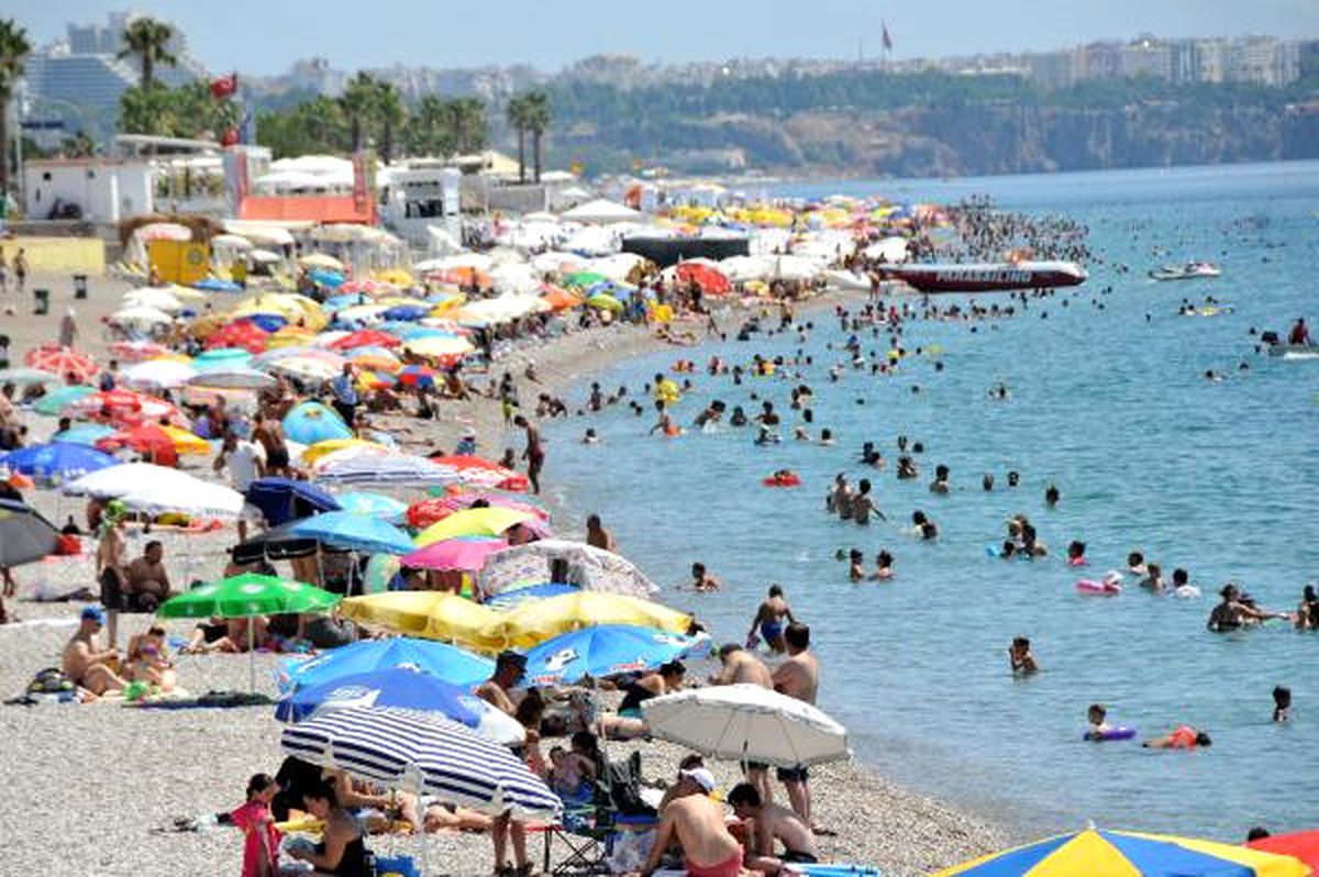 Antalya\'da Sahillere Akın