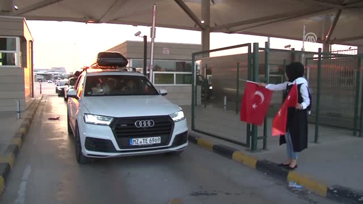 Avrupa\'da Yaşayan Türk Vatandaşlarına Türk Bayraklı Karşılama