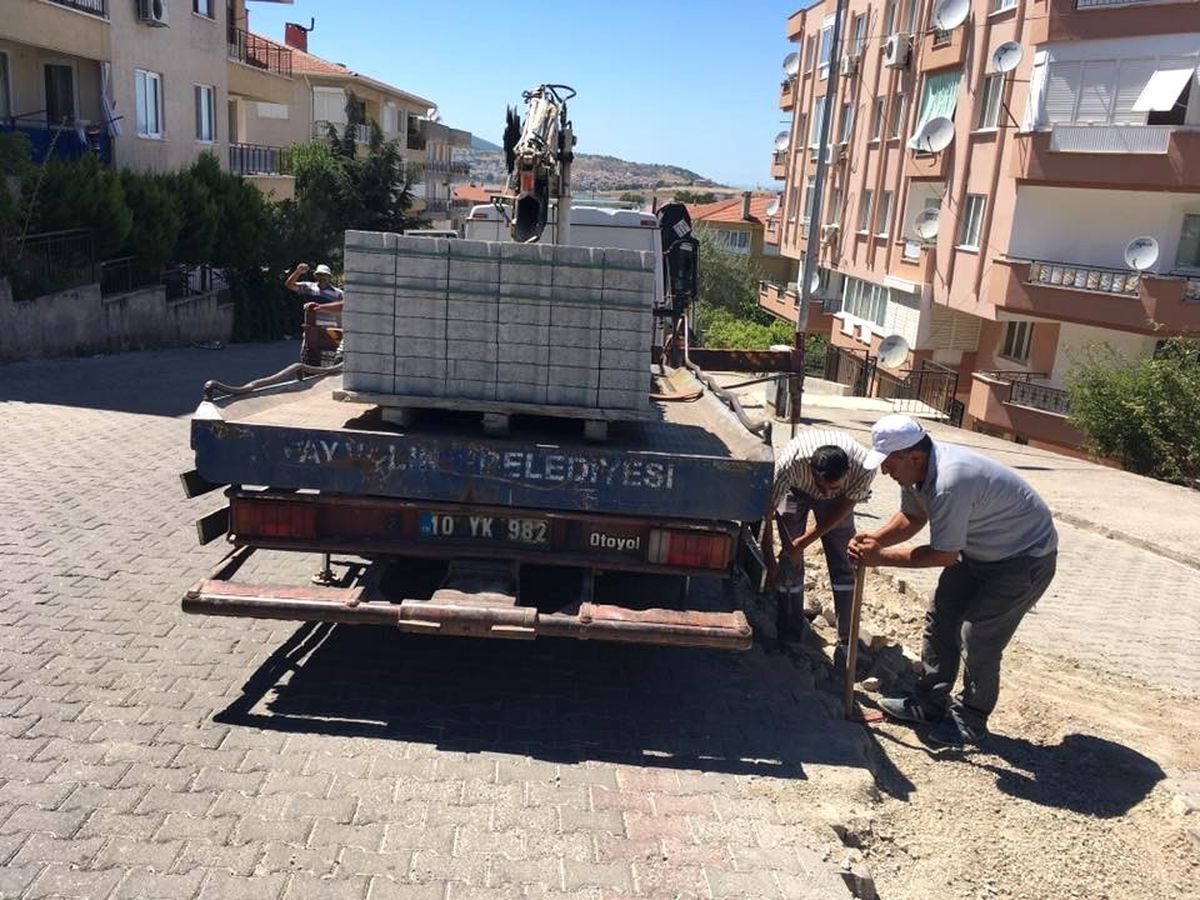Ayvalık Belediyesi\'nden 150 Evlere Asfalt ve Bordür