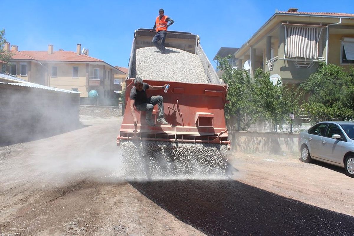 Ayvalık Belediyesi\'nden Sarımsaklı-Yonca 1 Mevkine Yol Hamlesi