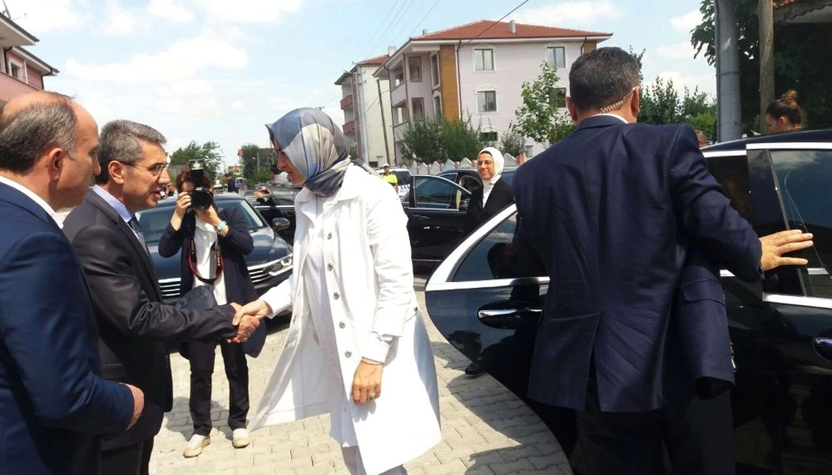Bakan Kaya, Şehit Kaymakam Safitürk\'ün Evini ve Mezarını Ziyaret Etti