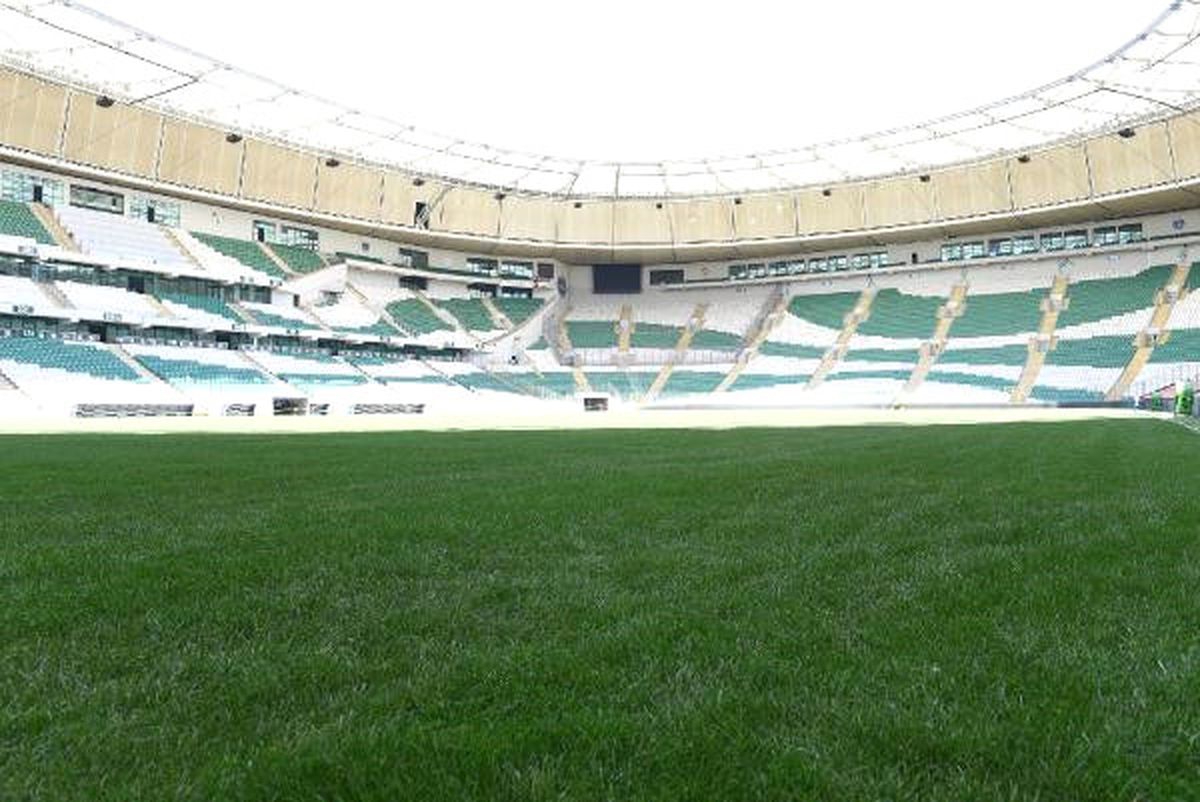 Bursa Büyükşehir Belediye Stadı\'nda Çim Serimi Bitti