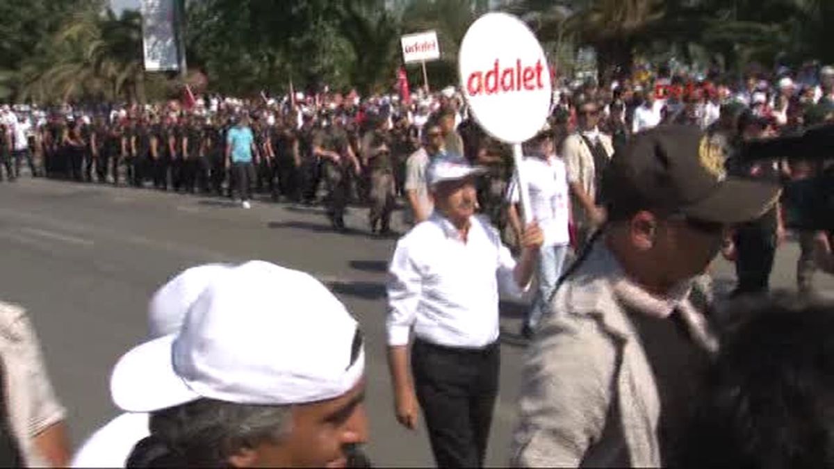 CHP Genel Başkanı Kemal Kılıçdaroğlu, Dragos Sahilden Miting Alanına Doğru Yürümeye Başladı.