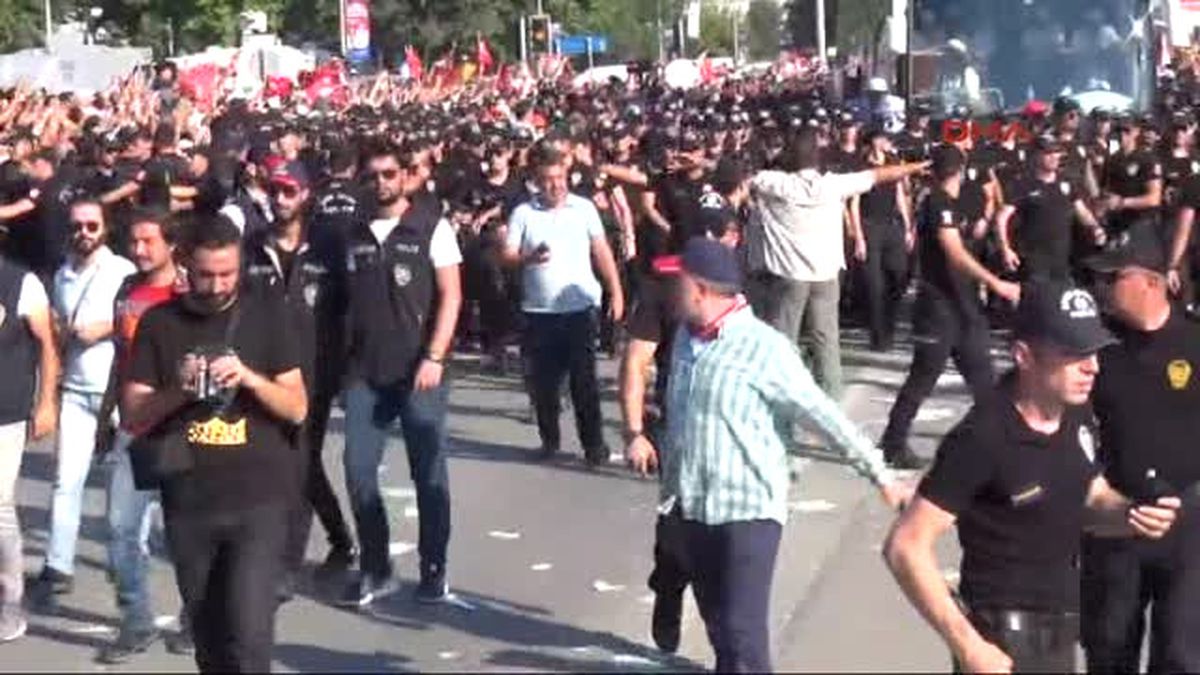 CHP Lideri Kılıçdaroğlu\'na Etten Duvar