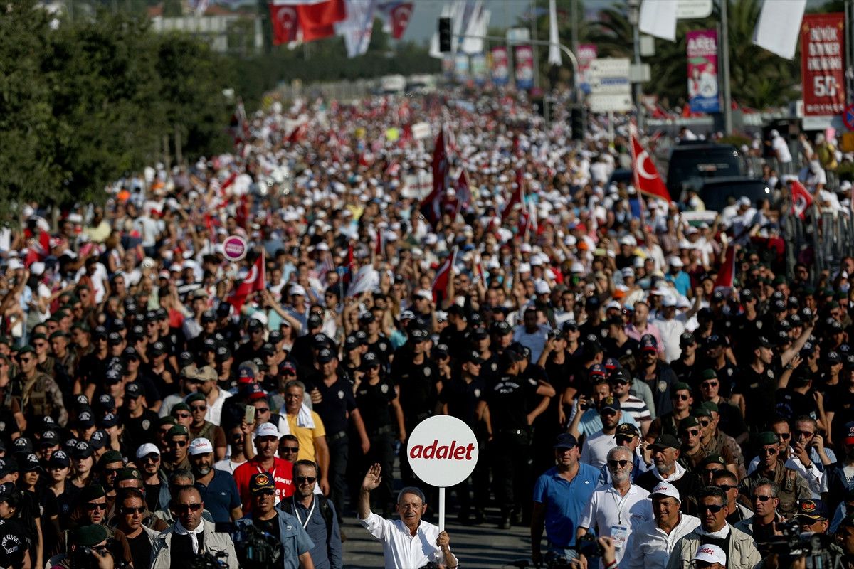 CHP\'nin, Berberoğlu\'nun Tutuklanmasına Tepki Yürüyüşü