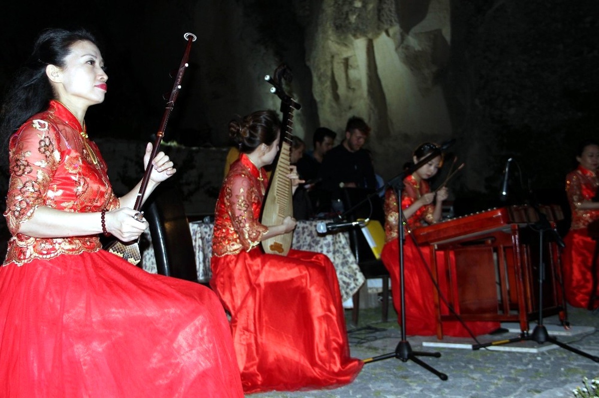 Çinli Sanatçılardan Uçhisarlılar\'a Müzik Ziyafeti