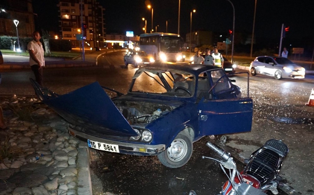 Edremit\'te Aynı Kavşak, Yine Kaza: 2 Yaralı