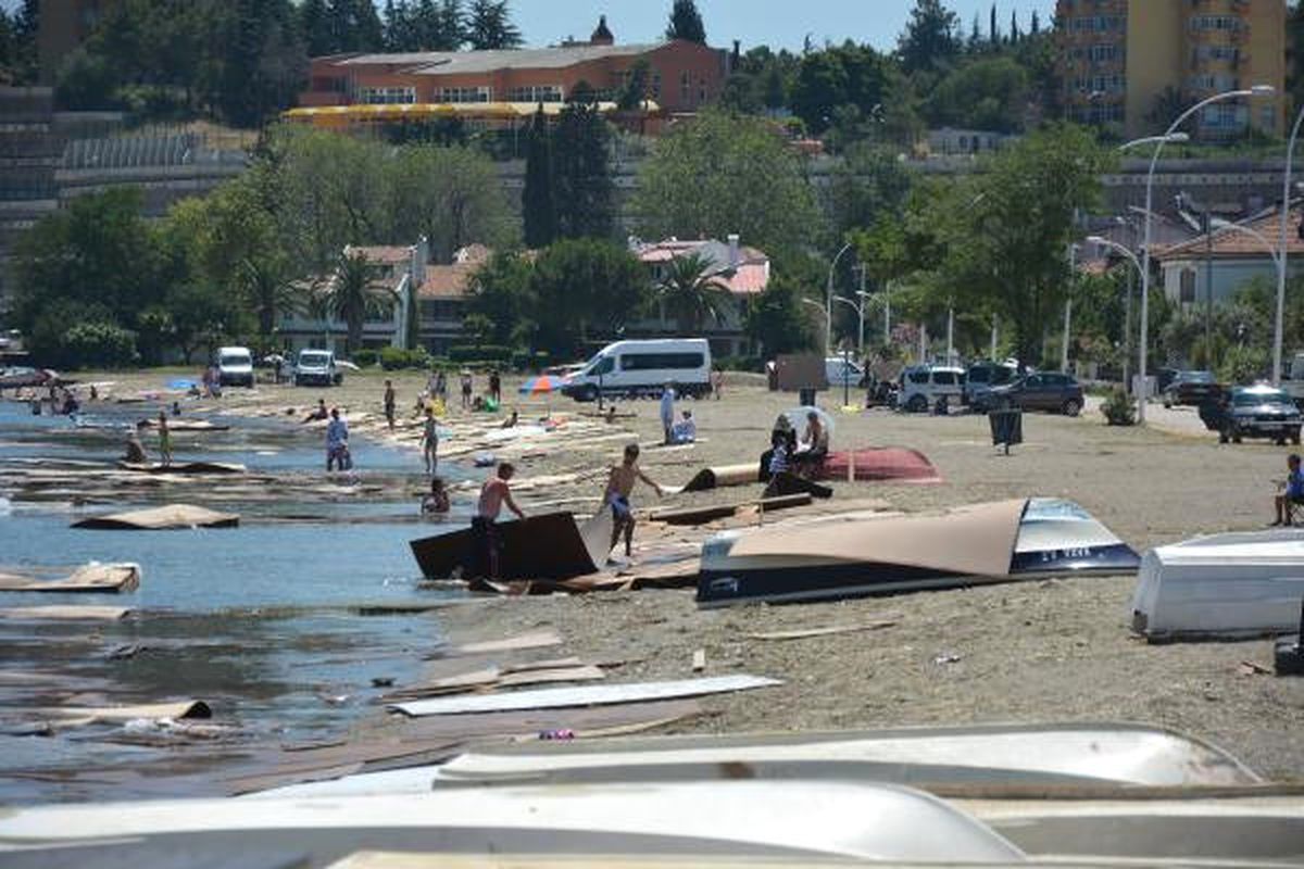 Gemiden Dökülen Suntalar Gemlik Sahiline Vurdu