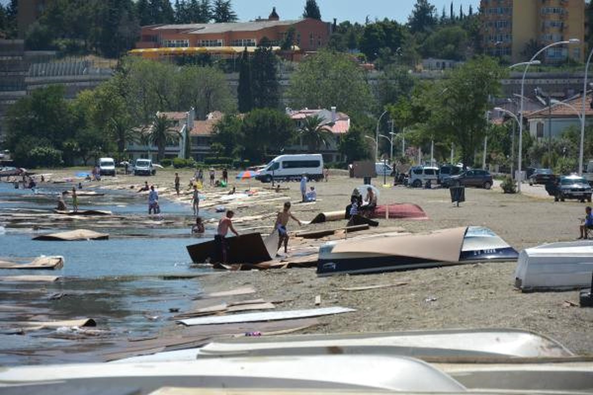 Gemiden Dökülen Suntalar Gemlik Sahiline Vurdu