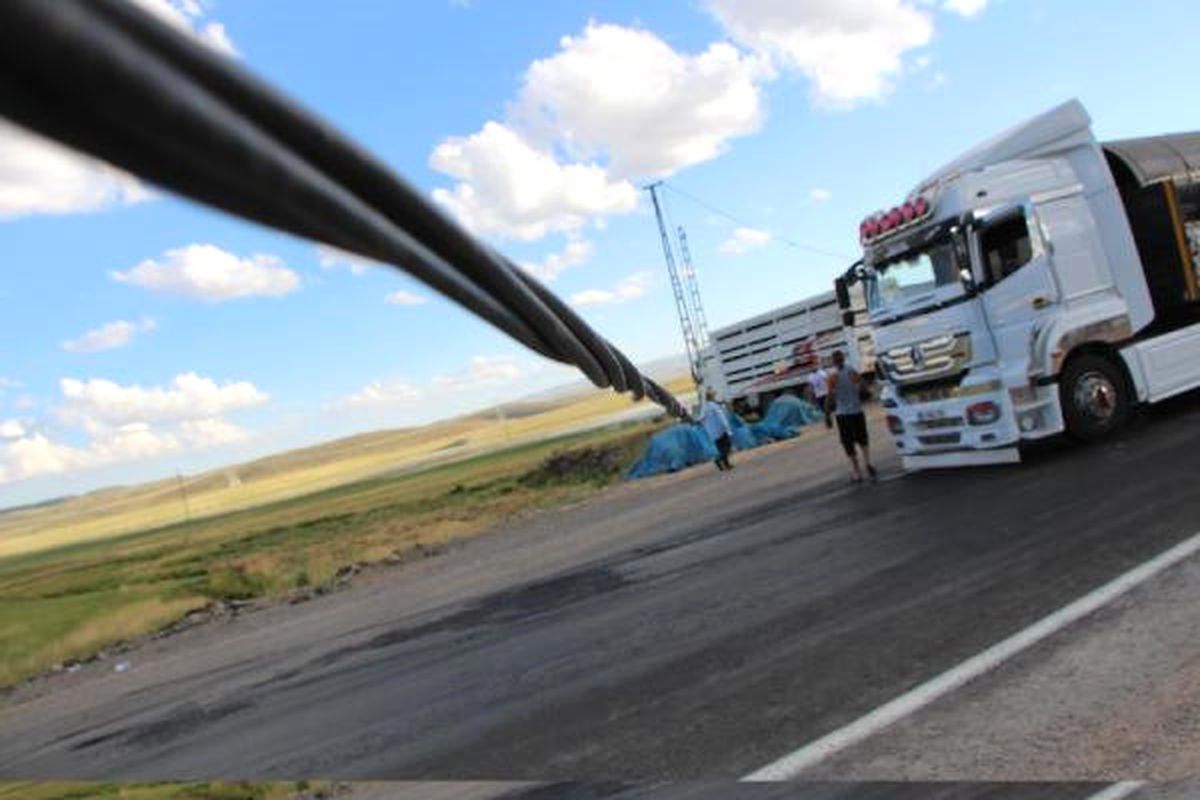 Karayoluna Düşen Elektrik Kablosuna Sırıklı Çözüm