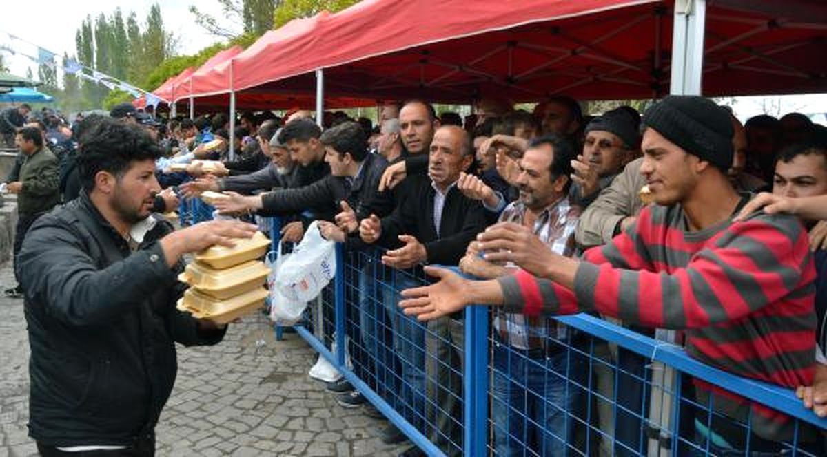 Kayseri\'de Evliyalar Günü\'nde Etli Pilav İzdihamı