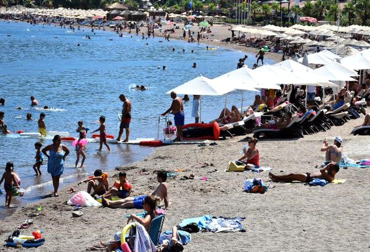 Marmaris\'te Bunaltıcı Sıcakta Plajlarda Renkli Görüntüler