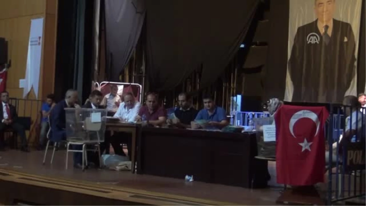 MHP Kongresinde Oylar Sayılırken Sahne Çöktü