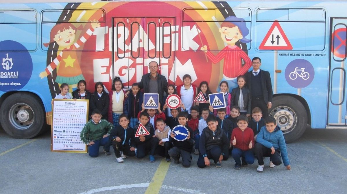 Öğrenciler Trafik Eğitimini \'Eğitim Otobüsünde\' Alıyor