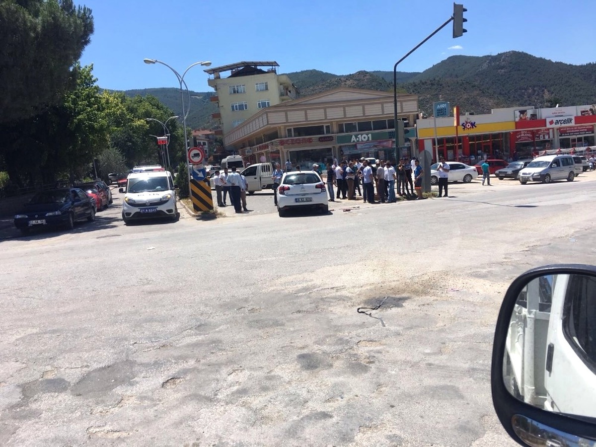 Otomobille Çarpışan Motosikletin Sürücüsü Ağır Yaralı