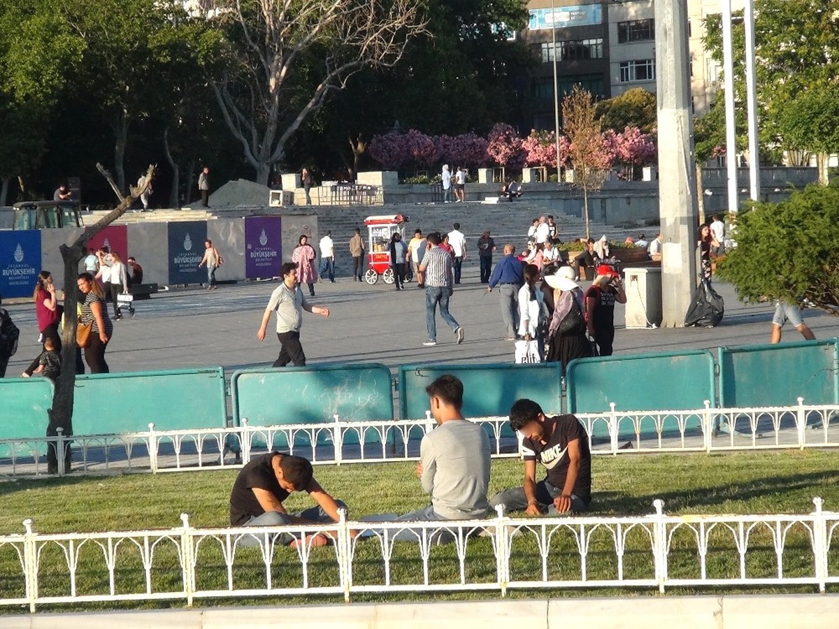 Taksim\'de Güpegündüz Bonzai İçen Gençler Kendinden Geçti