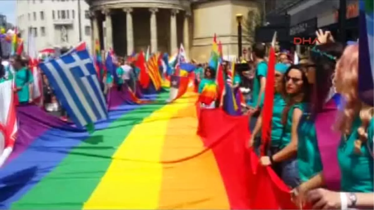 Pride In London\' Yürüyüşü Büyük Ilgi Gördü