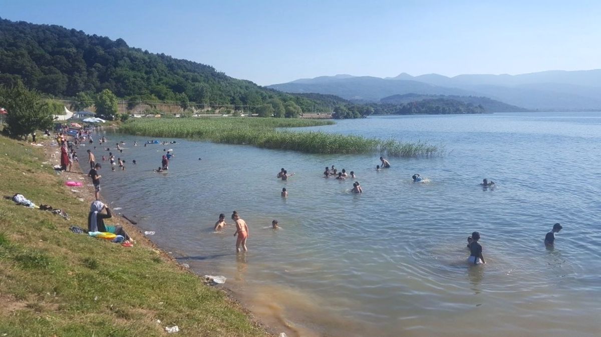 Sapanca Gölü\'nde Tehlikeye Aldırış Etmeden Yüzüyorlar