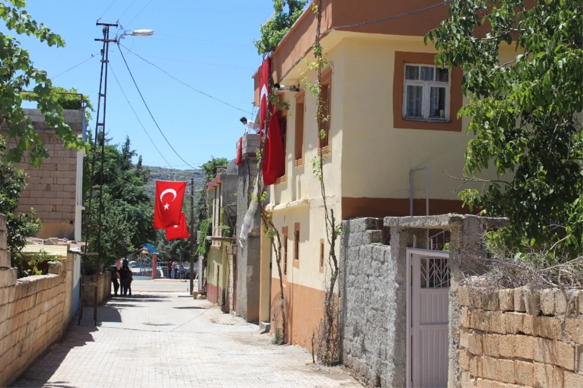 Şehidin Evine ve Sokağın Türk Bayrakları Asıldı