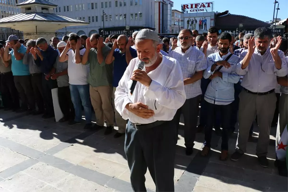 Suriyeli Anne ve Bebeği İçin Gıyabi Cenaze Namazı Kılındı