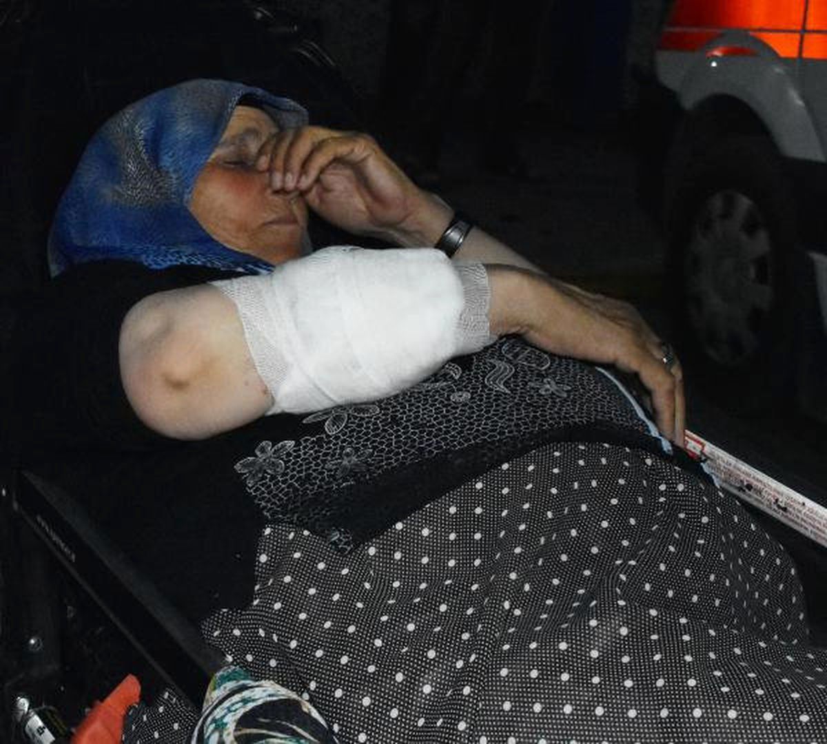 Suriyeli Kadın, Evinin Önünde Otururken Kolundan Vuruldu