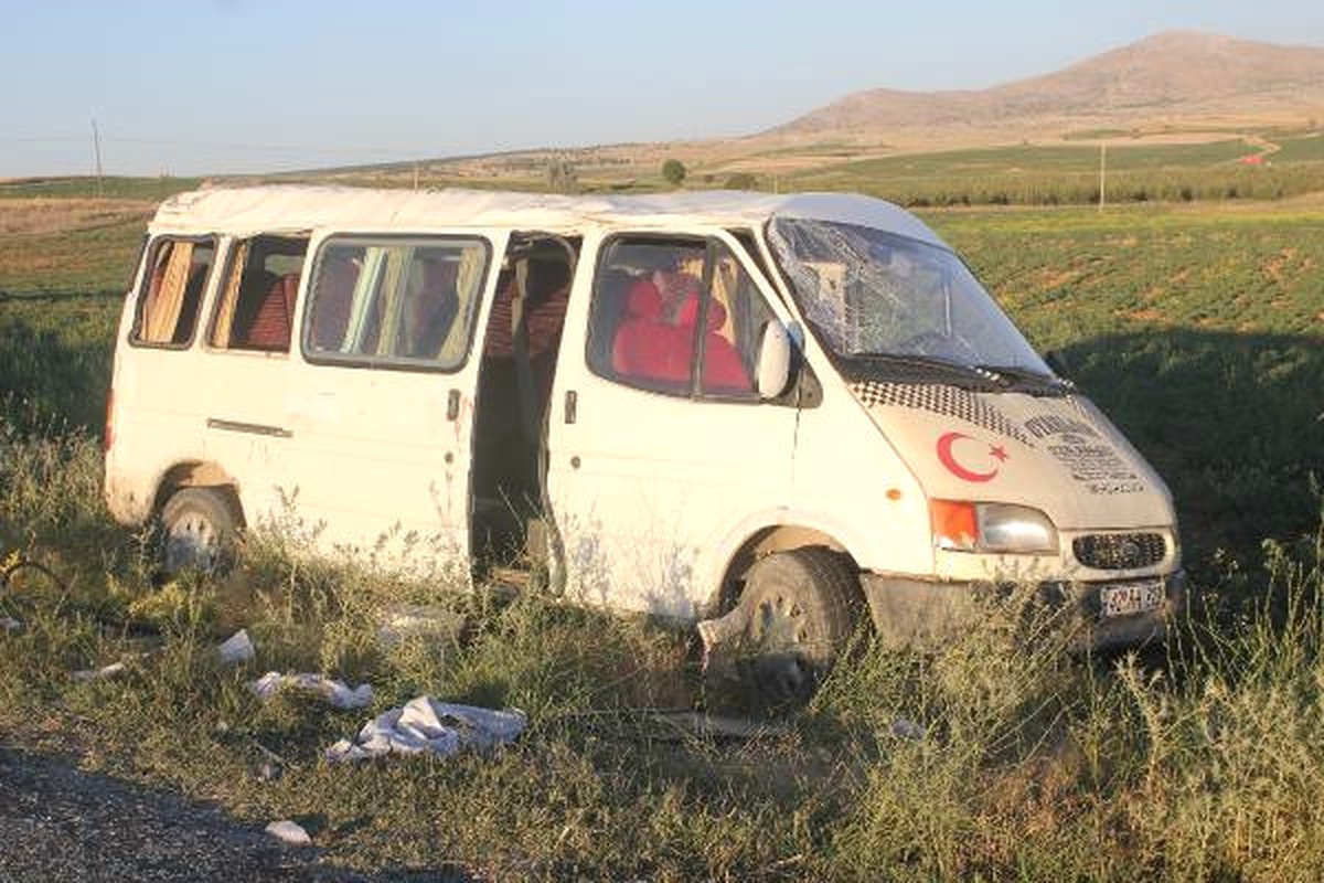 Tarım İşçilerini Taşıyan Minibüs Takla Attı: 17 Yaralı