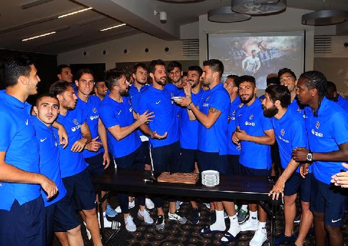 Trabzonsporlu Uğur Demirok\'a Yaşgünü Kutlaması