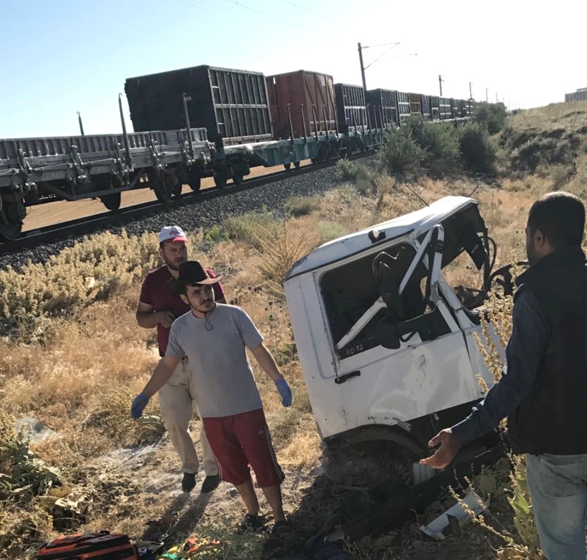 Yük Treni Ile Kamyonet Çarpıştı: 1 Ölü, 1 Yaralı