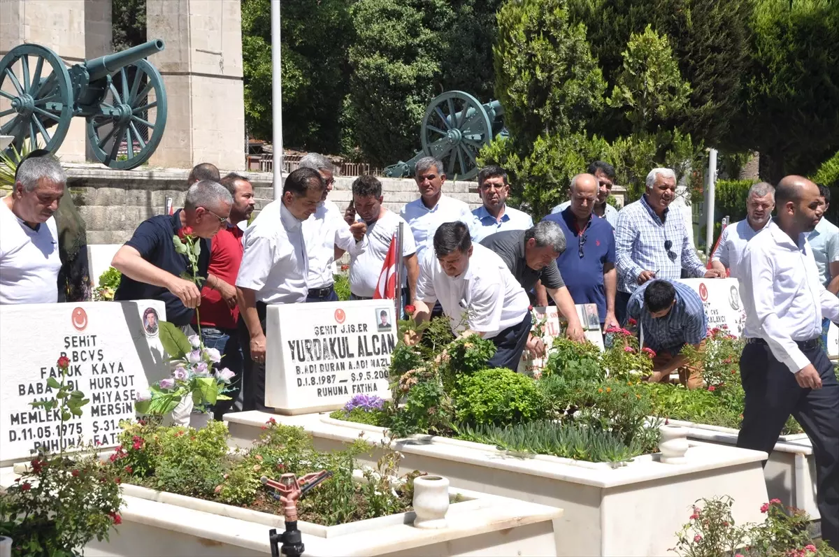 AK Parti Tarsus Teşkilatı, Şehitliği Ziyaret Etti