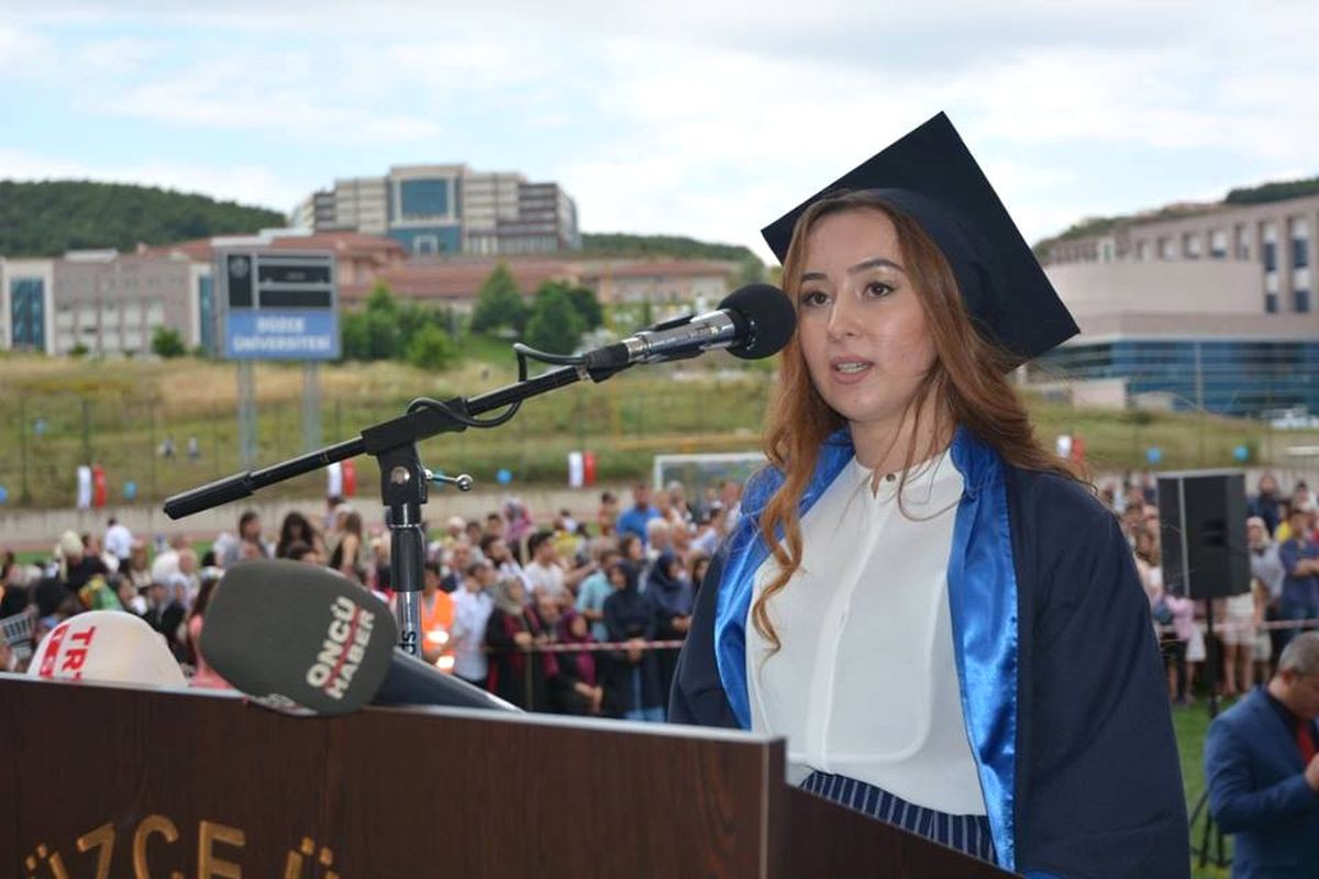 Akyazılı Genç Kız Düzce Üniversitesi Birincisi Oldu