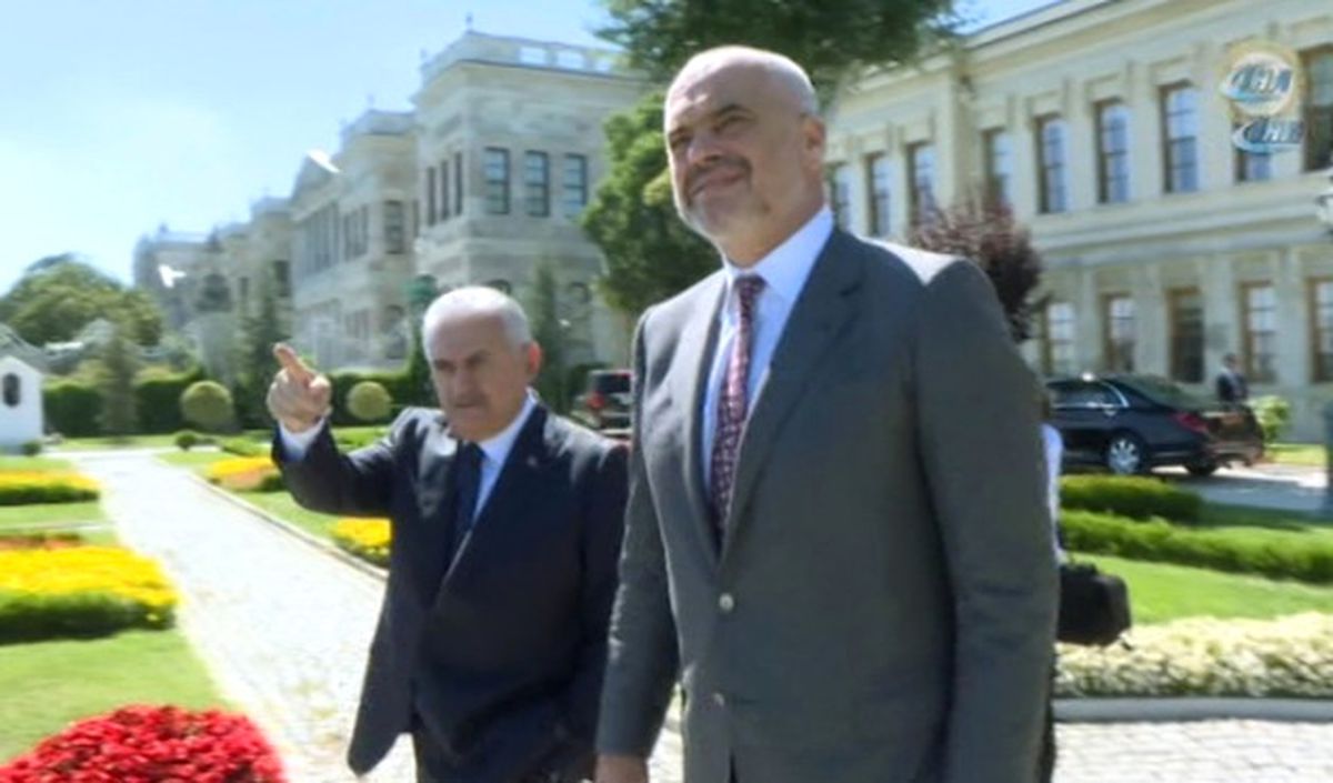 Başbakan Yıldırım ve Arnavutluk Başbakanı Dolmabahçe Ofisi\'nin Bahçesinde Gezinti Yaptı
