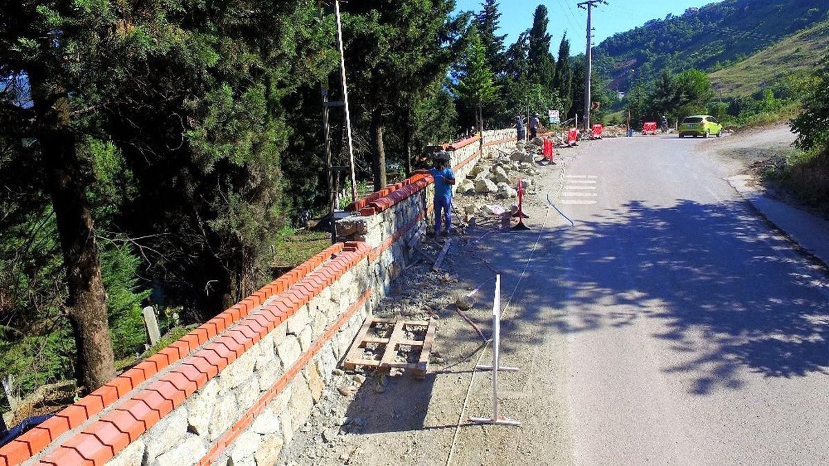 Başiskele Belediyesi Yuvacık\'ta Mezarlık Çevresini Bakıma Aldı