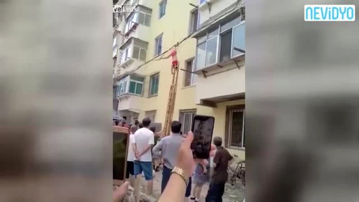 Camdan Kaçmaya Çalışan Metres Elektrik Kablolarına Takıldı