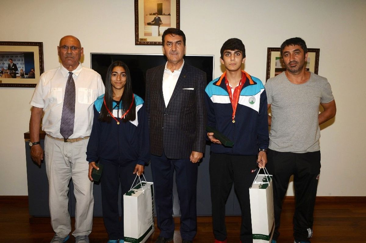 Dündar\'dan Başarılı Sporculara Ödül