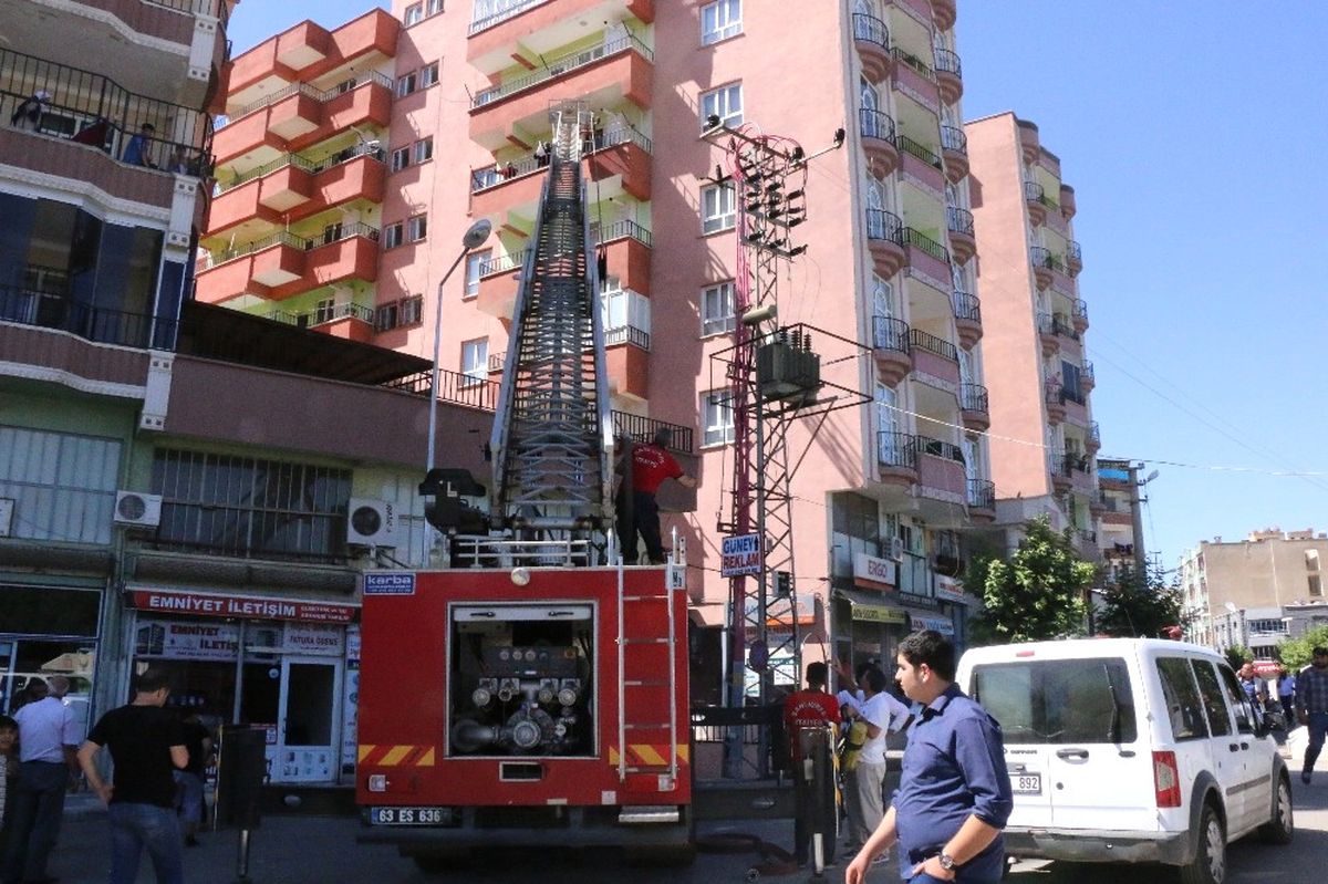 Elektrik Kontağından Çıkan Yangında Ev Kül Oldu