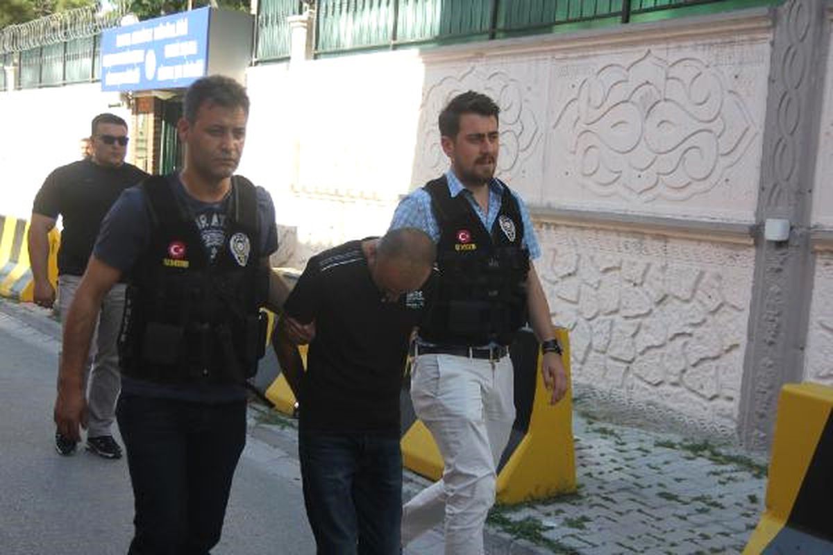 Evin Bahçesini Kenevir Tarlasına Çevirmiş