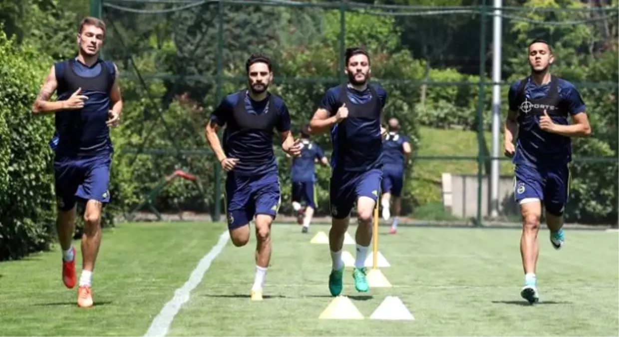 Fenerbahçe\'de 2 Futbolcu Kadro Dışı Bırakıldı