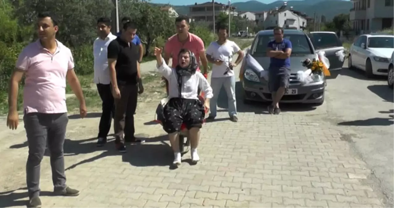 "Geleneklerimiz" Deyip Damatlarına Görülmemiş Şakalar Yaptılar