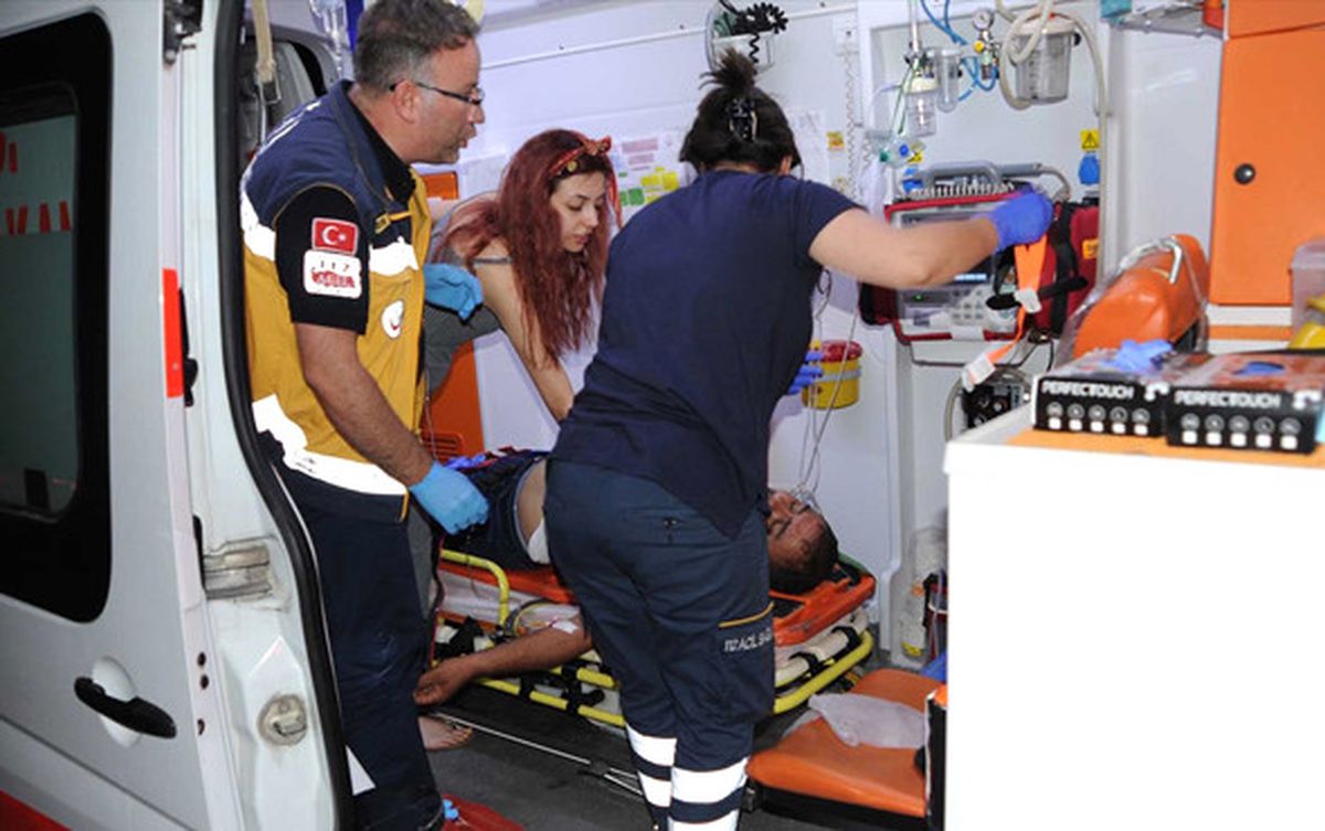 Hafif Ticari Araç Emniyet Şeridinde Öğrencilerin Arasına Daldı: 2 Ölü, 16 Yaralı (2)