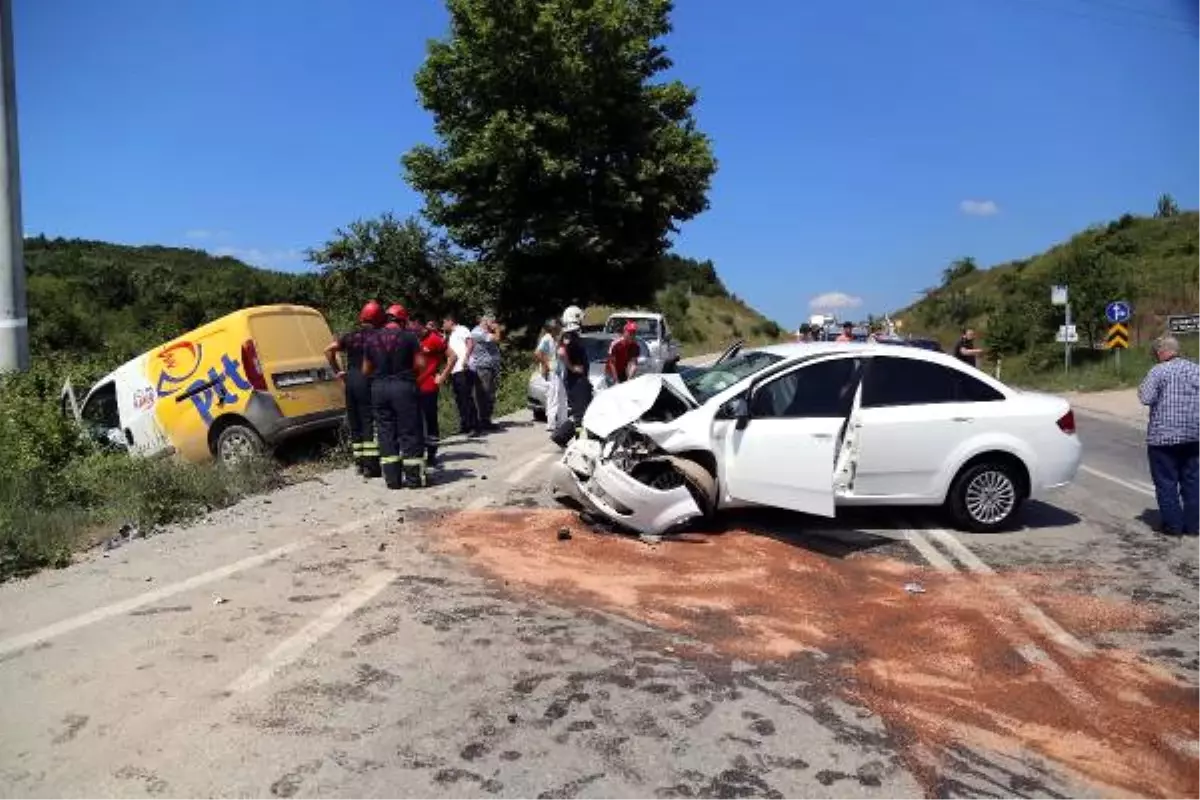 Hafif Ticari Araç ile Otomobil Çarpıştı: 3 Yaralı